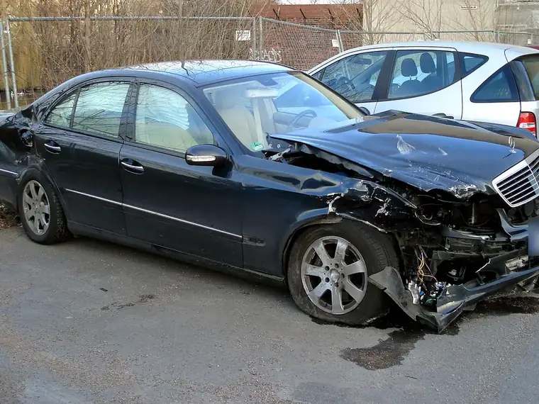 Voiture accidentée hors d'usage